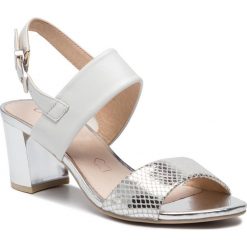 Sandały CAPRICE - 9-28302-22 Silver/White 919. Szare klapki damskie Caprice, bez wzorów, ze skóry, bez obcasa, na obcasie. W wyprzedaży za 169,00 zł.