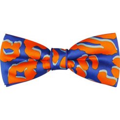 Niebiesko-pomarańczowa mucha w unikatowy wzór A24. Pomarańczowe muszki męskie Modini Moda Męska, na co dzień, bez wzorów, z tkaniny, eleganckie. W wyprzedaży za 49,50 zł.