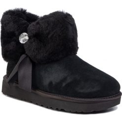 Buty UGG - W Cinched Fur Mini 1106909 Blk. Czarne kozaki damskie Ugg, na zimę, z wełny, bez obcasa, bez zapięcia. Za 939,00 zł.