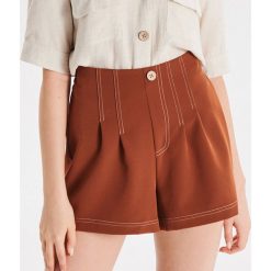 Materiałowe szorty High Waist - Brązowy. Pomarańczowe szorty damskie Cropp, bez wzorów, z tkaniny, z podwyższonym stanem. Za 59,99 zł.