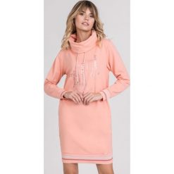 Sportowa tunika z napisami. Pomarańczowe sukienki damskie Monnari, na co dzień, plus size, z napisami, z bawełny, sportowe, bez kołnierzyka, plus size, bez rękawów, długie, proste. W wyprzedaży za 149,50 zł.