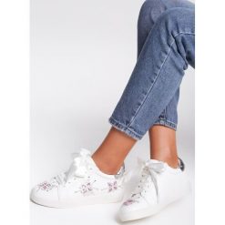 Białe Sneakersy Turn To Left. Białe sneakersy damskie Renee, z satyny. Za 59,99 zł.