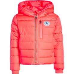 Converse MID WEIGHT CORE JACKET Kurtka zimowa hot punch. Czerwone kurtki chłopięce Converse, na zimę, z poliesteru. W wyprzedaży za 335,20 zł.