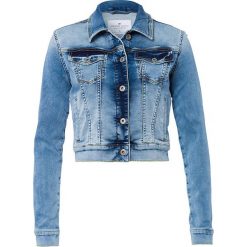 Dżinsowa kurtka w kolorze niebieskim. Niebieskie płaszcze damskie Cross Jeans, l, bez wzorów, bez kaptura. W wyprzedaży za 98,95 zł.