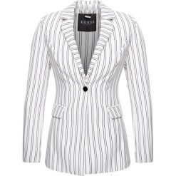 Żakiet Guess W92N55 WBN80. Białe marynarki damskie Guess, l, z aplikacjami, z poliesteru. W wyprzedaży za 349,00 zł.