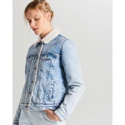 Jeansowa kurtka typu sherpa - Niebieski. Niebieskie kurtki damskie Cropp, s, bez wzorów, z jeansu, bez kaptura. Za 199,99 zł.