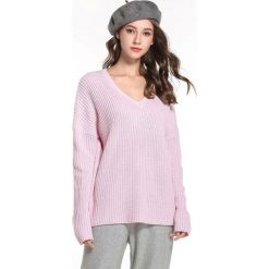 Sweter w kolorze jasnoróżowym. Różowe swetry damskie Swetry na chłodne dni, bez wzorów, ze splotem, bez rękawów, bez kaptura. W wyprzedaży za 119,95 zł.