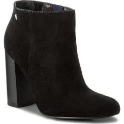 Botki TOMMY HILFIGER - Shu 4B FW0FW01452 Black 990. Czarne botki damskie na obcasie marki TOMMY HILFIGER, z materiału. W wyprzedaży za 379,00 zł.