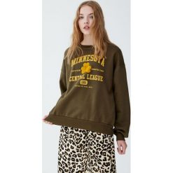 Bluza college z napisem. Brązowe bluzy damskie marki Pull&Bear, z napisami. Za 89,90 zł.