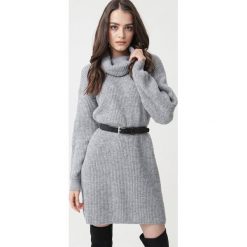 Szara Sukienka Amaryliss. Szare sukienki damskie Born2be, na co dzień, uniwersalny, bez wzorów, z jeansu, z golfem, bez rękawów, długie, proste. Za 159,99 zł.