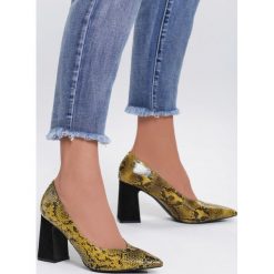 Żółte Czółenka Egotistical. Żółte czółenka damskie Inny, z aplikacjami, bez obcasa, na obcasie. Za 89,99 zł.