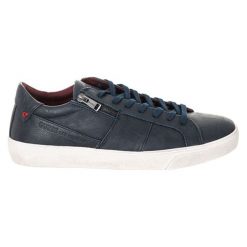 Skórzane sneakersy w kolorze niebieskim. Niebieskie trampki męskie Guess, na sznurówki. W wyprzedaży za 239,95 zł.