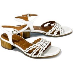 TAMARIS 28223-24 100 white, sandały damskie. Białe sandały damskie Tamaris, bez wzorów, z gumy, bez obcasa, bez zapięcia. Za 249,90 zł.