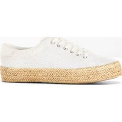 Espadryle sznurowane bonprix biały. Białe baleriny damskie marki bonprix, w koronkowe wzory, z materiału, bez obcasa. Za 74,99 zł.