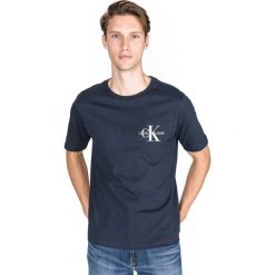 Calvin Klein Monogram Koszulka Niebieski. Niebieskie podkoszulki męskie Calvin Klein, xl, bez wzorów, z bawełny, bez kołnierzyka, z krótkim rękawem, krótkie. Za 154,95 zł.