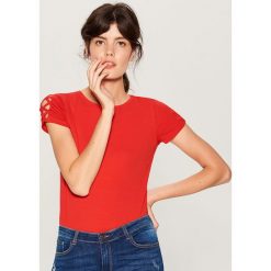 Koszulka z wycięciem na rękawach - Czerwony. Czerwone t-shirty damskie marki Mohito, l. W wyprzedaży za 29,99 zł.