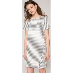 Tommy Hilfiger - Sukienka Brenna. Białe sukienki damskie dzianinowe marki TOMMY HILFIGER, na co dzień, s, casualowe, z okrągłym kołnierzem, z krótkim rękawem, krótkie, mini. W wyprzedaży za 359,90 zł.