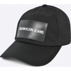 Calvin Klein Jeans - Czapka. Czarne czapki z daszkiem damskie Calvin Klein Jeans, z bawełny. W wyprzedaży za 99,90 zł.