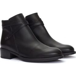 Skórzane botki w kolorze czarnym. Czarne botki damskie Abril Flowers, bez obcasa, na obcasie, bez zapięcia. W wyprzedaży za 239,95 zł.
