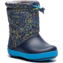 Śniegowce CROCS - Crocband Lodgepoint Graphic K 204829 Slate Grey/Navy. Niebieskie śniegowce chłopięce marki Crocs, bez zapięcia. W wyprzedaży za 189,00 zł.