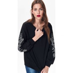 NIEROZPINANA BLUZA DAMSKA Z HAFTEM. Czarne bluzy damskie Top Secret, z haftami, z dzianiny, bez rękawów, bez kaptura. W wyprzedaży za 39,99 zł.