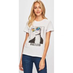 Noisy May - T-shirt. Białe bluzki damskie Noisy May, s, z nadrukiem, z bawełny, z okrągłym kołnierzem. W wyprzedaży za 49,90 zł.