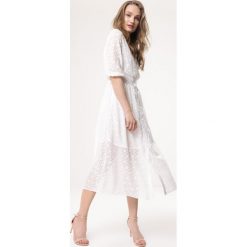Biała Sukienka Go Together. Białe sukienki damskie Born2be, s, bez wzorów, klasyczne, bez kołnierzyka, bez rękawów, maxi. Za 169,99 zł.