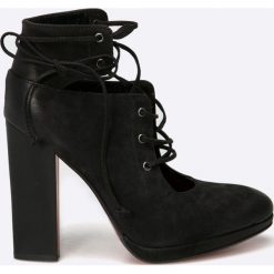 Carinii - Botki. Czarne buty zimowe damskie marki Carinii, z materiału, na obcasie, na sznurówki. W wyprzedaży za 139,90 zł.