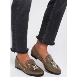 Khaki Mokasyny Standing In The Shadow. Brązowe mokasyny damskie Renee, ze skóry, na płaskiej podeszwie. Za 49,99 zł.