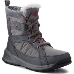 Śniegowce COLUMBIA - Meadows Shorty Omni-Heat 3D BL5966 Ti Grey Steel/Marsala Red 033. Szare kozaki damskie marki Columbia, na zimę, ze skóry ekologicznej, bez obcasa, bez zapięcia. W wyprzedaży za 339,00 zł.