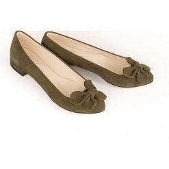 Nubukowe balerinki z ozdobną kokardą - skóra naturalna - model 048 - kolor oliwka. Baleriny damskie Zapato, bez wzorów, ze skóry, bez obcasa. Za 299,00 zł.