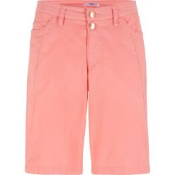 Bermudy z ozdobnym szwem bonprix jasny koralowy. Pomarańczowe szorty damskie bonprix. Za 64,99 zł.