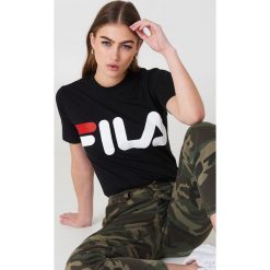 FILA Klasyczny T-shirt z logo - Black. Czarne t-shirty damskie Fila, z nadrukiem, z bawełny, klasyczne, z klasycznym kołnierzykiem. Za 100,95 zł.