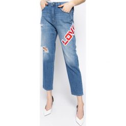 Jeansy Regular Fit LOVE MOSCHINO WQ38139T 9349. Niebieskie jeansy damskie Love Moschino, bez wzorów, z jeansu. W wyprzedaży za 659,00 zł.