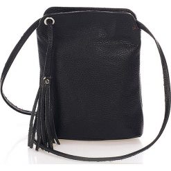 Skórzana torebka w kolorze czarnym - 20 x 22 x 10 cm. Czarne torebki klasyczne damskie Black Bags, w paski, ze skóry, na ramię, bez dodatków. W wyprzedaży za 166,95 zł.