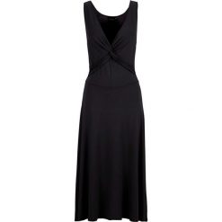 Sukienka z dżerseju bonprix czarny. Czarne sukienki damskie bonprix, bez wzorów, z dżerseju, eleganckie, z dekoltem w serek, bez rękawów. Za 99,99 zł.