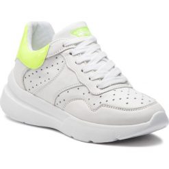 Sneakersy GUESS - Minca FL5MIN LEA12 WHIYE. Białe półbuty damskie Guess, ze skóry ekologicznej. W wyprzedaży za 409,00 zł.