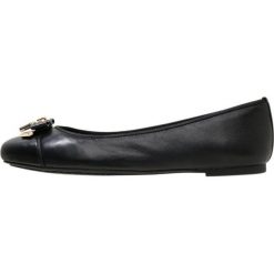 MICHAEL Michael Kors ALICE Baleriny black. Czarne baleriny damskie marki MICHAEL Michael Kors, z gumy, przed kolano, na wysokim obcasie. Za 529,00 zł.