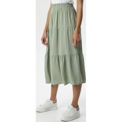 Miętowa Spódnica Mellie. Zielone spódniczki damskie Born2be, s, bez wzorów, midi, rozkloszowane. Za 99,99 zł.