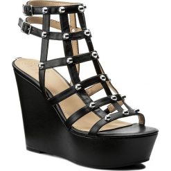 Sandały GUESS - Gizelle FLGIZ1 ELE03 BLACK. Czarne klapki damskie Guess, z aplikacjami, ze skóry ekologicznej, bez obcasa, na obcasie. W wyprzedaży za 349,00 zł.
