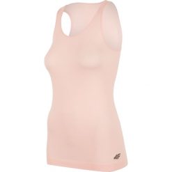 Top damski TSD301 - jasny róż. Różowe topy damskie 4f, bez wzorów, z materiału, bez kołnierzyka. Za 29,99 zł.