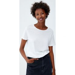 Koszulka basic z okrągłym dekoltem. Czarne koszulki damskie Pull&Bear, bez wzorów, z okrągłym kołnierzem, z krótkim rękawem. Za 29,90 zł.