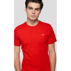T-shirt męski TSM300 - czerwony. Czerwone koszulki męskie marki 4f, m, bez wzorów, bez kołnierzyka. Za 39,99 zł.