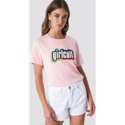 Galore x NA-KD T-shirt Girl Cult - Pink. Różowe t-shirty damskie marki Galore x NA-KD, z nadrukiem, z okrągłym kołnierzem. W wyprzedaży za 60,97 zł.
