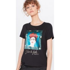 Koszulka z aplikacją Frida Kahlo - Czarny. Czarne koszulki damskie Mohito, xl, z aplikacjami. W wyprzedaży za 39,99 zł.