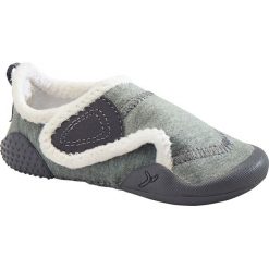 Buty giętkie do gimnastyki 550 BABYLIGHT. Szare buciki niemowlęce DOMYOS, z bawełny, bez zapięcia. Za 49,99 zł.