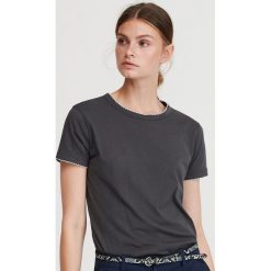 T-shirt z ozdobnym brzegiem - Szary. Szare t-shirty damskie Reserved, s, bez wzorów, bez kołnierzyka. Za 24,99 zł.