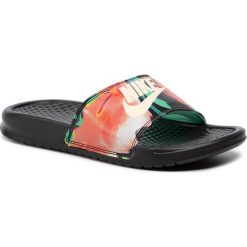 Klapki NIKE - Benassi Jdi Print 618919 019 Black/Crimson Tint/Green Glow. Czerwone klapki damskie Nike, bez wzorów, ze skóry ekologicznej, bez obcasa. Za 129,00 zł.