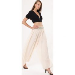 Kremowe Spodnie Committed. Białe spodnie damskie Born2be, m, bez wzorów, z tkaniny, boho. Za 29,99 zł.