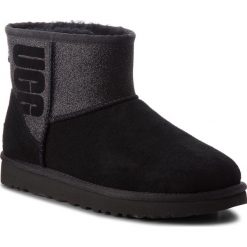Buty UGG - W Classic Mini 1098452 W/Blk. Czarne kozaki damskie Ugg, na zimę, z wełny, bez zapięcia. W wyprzedaży za 569,00 zł.